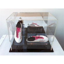 Sapatos de corrida originais em loja de varejo de par único. Caixas expositoras em cubo de acrílico transparente pequeno